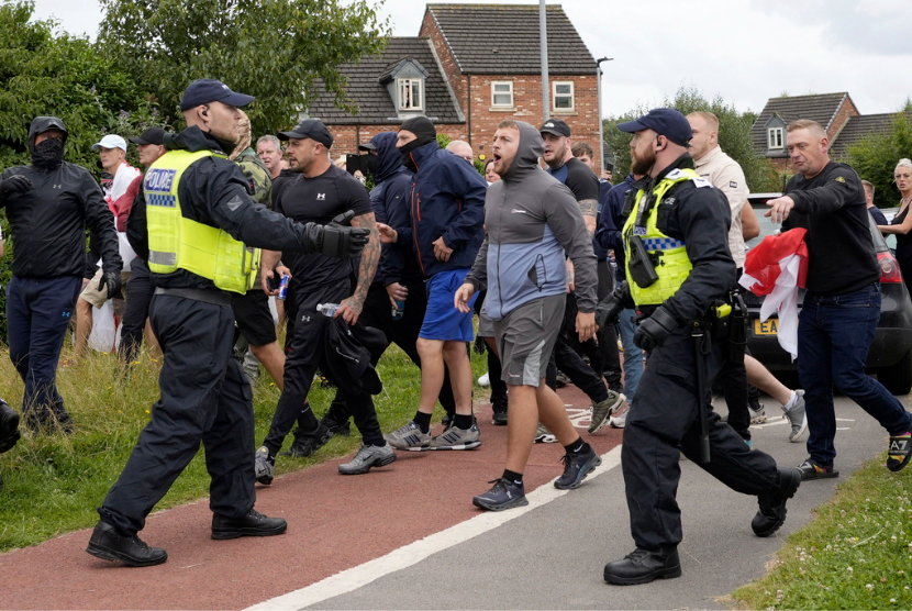 Para pengunjuk rasa antiimigran berkumpul di luar Holiday Inn Express di Rotherham, Inggris, Ahad, 4 Agustus 2024.