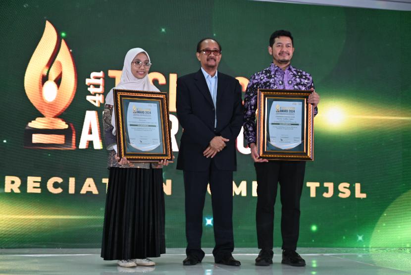 PT Bukit Asam Tbk (PTBA) berhasil meraih gelar Peringkat Bintang 5 (Platinum) Pilar Lingkungan dalam ajang TJSL & CSR Award 2024 di Jakarta, Selasa (30/7/2024).