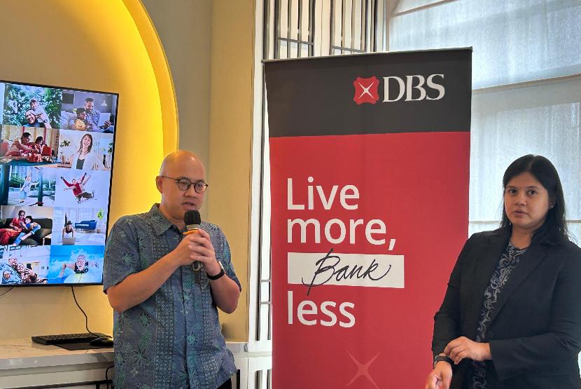 Senior Economist DBS Bank Radhika Rao dan Equities Specialist DBS Group Research Maynard Arif dalam Group Interview Bersama Ekonom Bank DBS di Jakarta, Selasa (6/8/2024).  