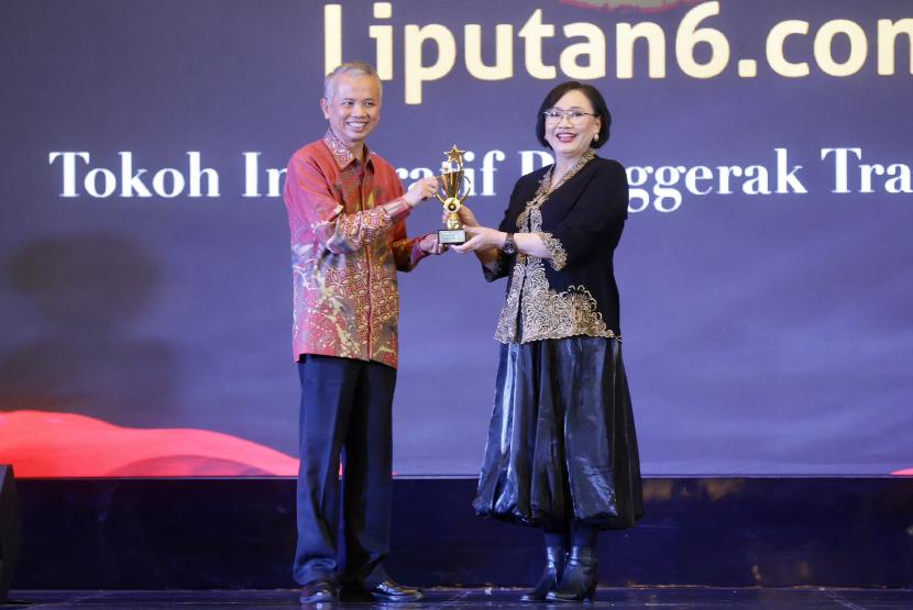 Penghargaan Tokoh Inspiratif Penggerak Transisi Energi yang diberikan oleh Pemimpin Redaksi Liputan6.com, Elin Yunita Kristanti (kanan) kepada Direktur Utama PLN, Darmawan Prasodjo yang diwakili oleh EVP Perencanaan Sistem Ketenagalistrikan, Warsono (kiri).