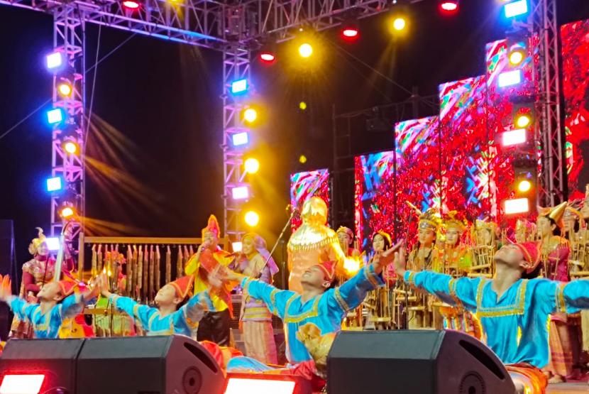 Tim Muhibah Angklung, tim seni dan budaya asal Bandung, Jawa Barat, tampil membanggakan di “Jeddah Season”, panggung spektakuler bertaraf internasional di Jeddah, Arab Saudi, bersama artis-artis papan atas dari berbagai negara. 