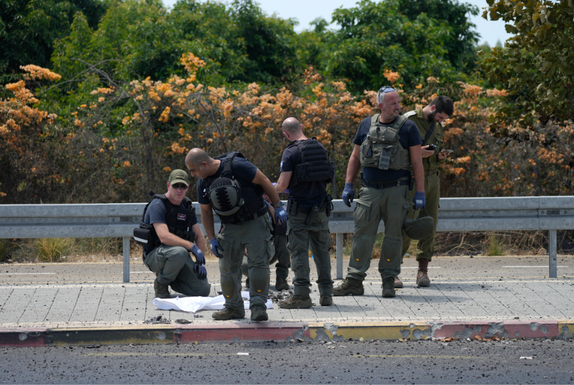 Polisi Israel bekerja di lokasi serangan drone di Nahariya, Israel, Selasa, 6 Agustus 2024. 