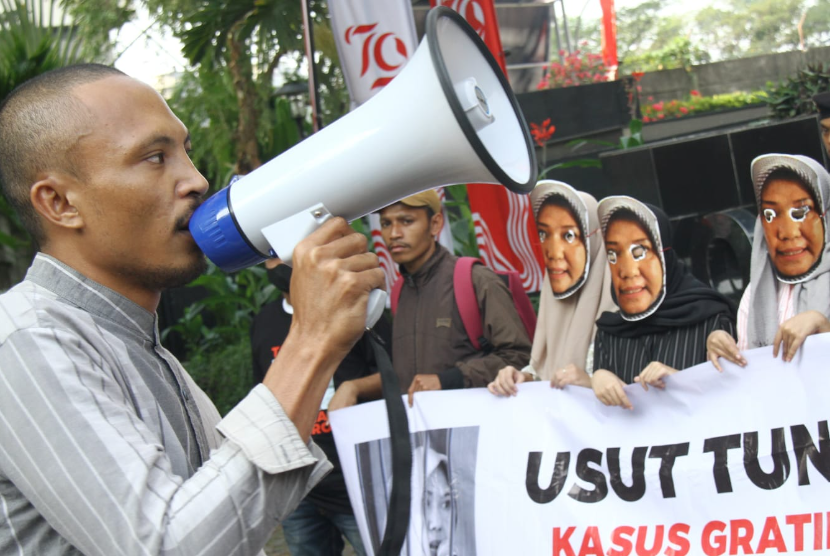 Mahasiswa yang tergabung dalam Aliansi Mahasiswa Anti Korupsi (AMAK) melakukan aksi unjuk rasa di KPK. Mereka mendesak KPK mengusut kembali kasus Masnah Busro.