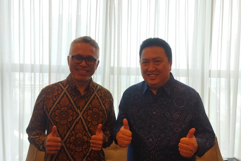 Ketua Yayasan Mochamad Thohir, Garibaldi Thohir (kanan) dan perwakilan Alumni University of Southern California Indonesia (AUSCI) Ari Firmandi (kiri) dalam acara sosialisasi program SAMBA dan TAMBA di kantor Adaro Energy Indonesia, Jakarta Selatan, Rabu (7/8/2024). 