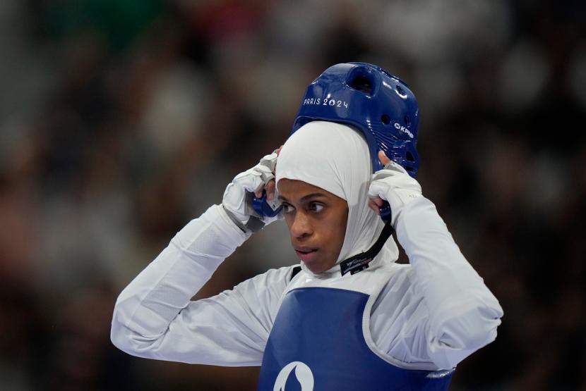 Dunya Abutaleb dari Arab Saudi saat berlaga dalam pertandingan Taekwondo 49 kg putri pada Olimpiade Musim Panas 2024, di Grand Palais, Rabu, 7 Agustus 2024, di Paris, Prancis.