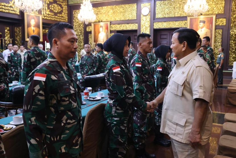 Menteri Pertahanan Prabowo Subianto melepas para tenaga kesehatan TNI yang akan diberangkatkan ke Gaza di di Ruang Bhinneka Tunggal Ika (BTI), Kemhan, Jakarta, Rabu (7/8/2024).