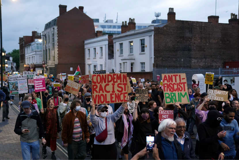 Para pengunjuk rasa tandingan berkumpul menentang kelompok antiimigrasi dan anti-Islam di Birmingham, Inggris, Rabu, 7 Agustus 2024.