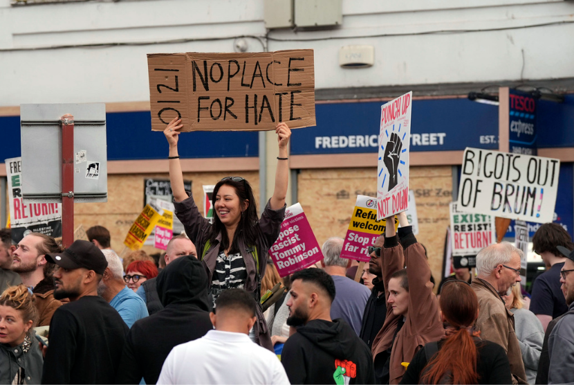 Para pengunjuk rasa tandingan berkumpul menentang kelompok antiimigrasi dan anti-Islam di Birmingham, Inggris, Rabu, 7 Agustus 2024.