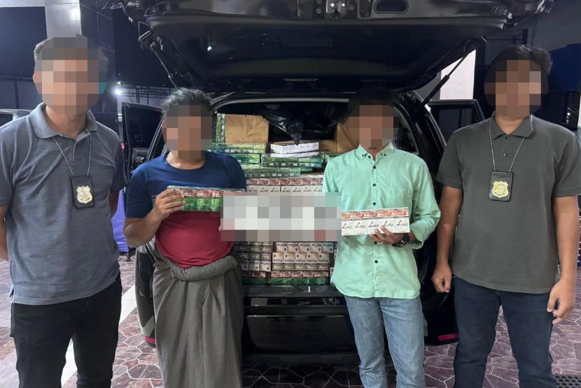 Bea Cukai Yogyakarta lancarkan penegahan dan penindakan terhadap sarana pengangkut yang memuat rokok ilegal berbagai merek, di Jalan Daendels, Kretek, Glagah Kecamatan Temon, Kabupaten Kulonprogo, Yogyakarta pada Rabu (24/7/2024).