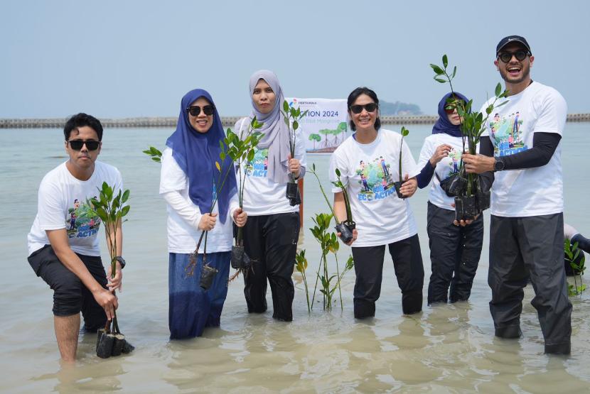 Nusantara Regas menggelar Eco Action, sebuah aksi peduli lingkungan yang dilakukan dengan kegiatan penanaman dua ribu bibit mangrove dan kegiatan bersih pantai di Pulau Pramuka.