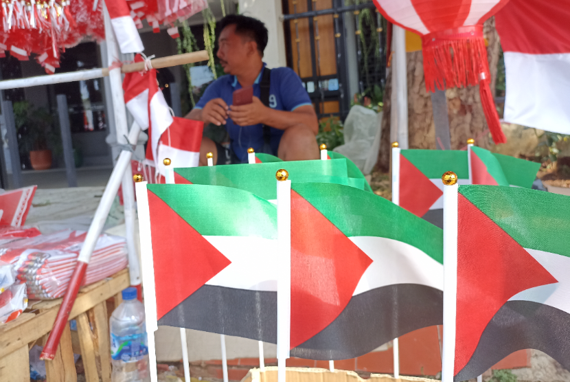 Bendera Palestina dijual di sela-sela pernak-pernik HUT RI di Pasar Minggu, Jakarta Selatan, Jumat (9/8/2024).