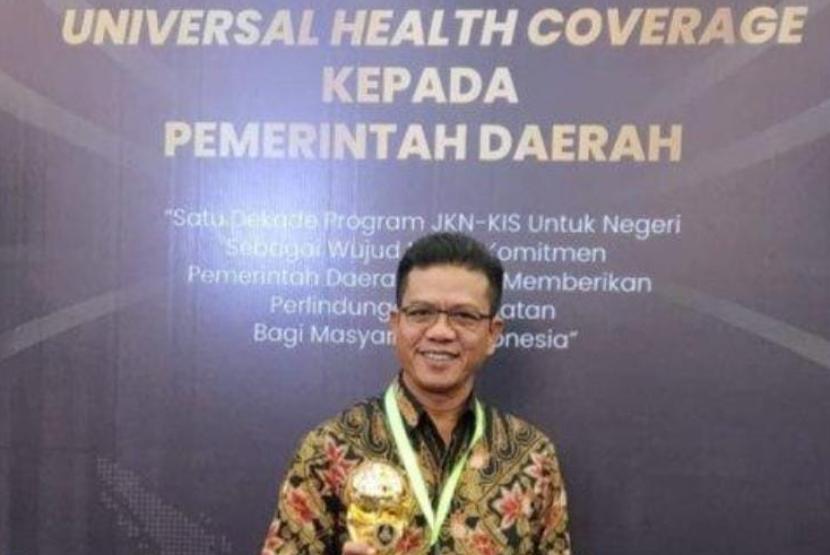 Bupati Bandung Dadang Supriatna kembali meraih penghargaan Universal Health Coverage (UHC) Award dari Pemerintah Pusat.