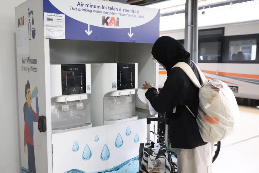 PT Kereta Api Indonesia (Persero) menyampaikan layanan Drinking Water yang dihadirkan di berbagai stasiun telah melalui berbagai uji termasuk kualitas air. Hasilnya, air minum yang dihadirkan pada layanan tersebut layak dikonsumsi.