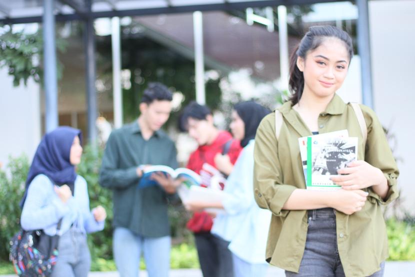 Universitas BSI (Bina Sarana Informatika) kampus Cikarang dengan bangga mempersembahkan program Beasiswa Juara. Inisiatif ini bertujuan untuk mendukung dan mendorong bakat-bakat muda Indonesia mencapai potensi maksimal mereka.