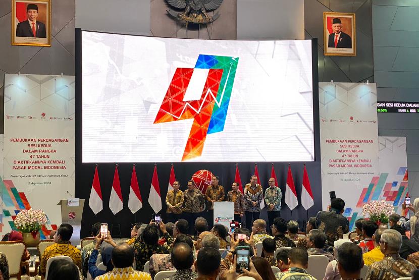 Seremoni pembukaan perdagangan dalam rangka HUT ke-47 Pasar Modal Indonesia di Kantor BEI, Jakarta, Senin (12/8/2024). 