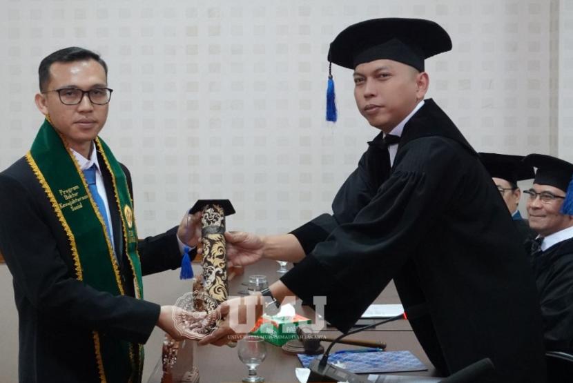 Ketua Program Studi (Kaprodi) Ilmu Kesejahteraan Sosial Fakultas Ilmu Sosial dan Ilmu Politik Universitas Muhammadiyah Jakarta (FISIP UMJ), meraih gelar doktor di Pascasarjana Universitas Padjadjaran (Unpad), Senin (12/8/2024).