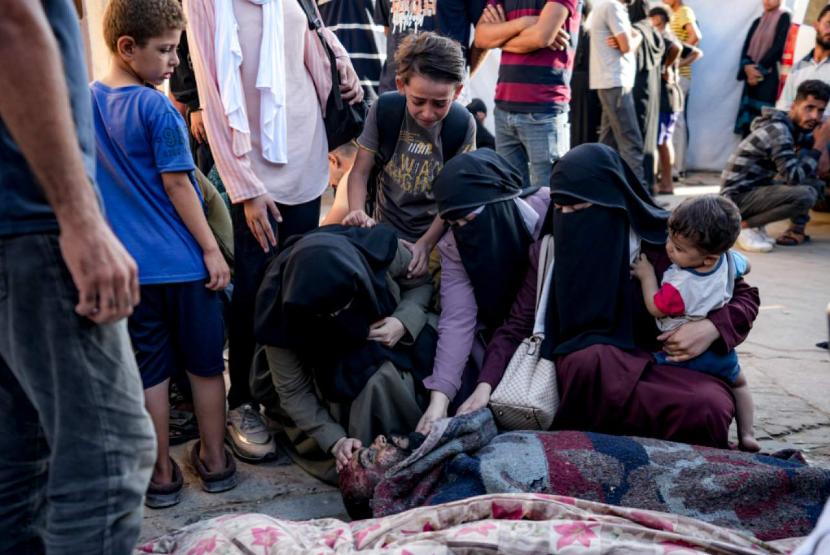 Warga Palestina berduka atas kematian dalam pemboman Israel di Masjid Al-Tabiin, Jalur Gaza, Sabtu, 10 Agustus 2024. Bom AS digunakan dalam serangan itu.
