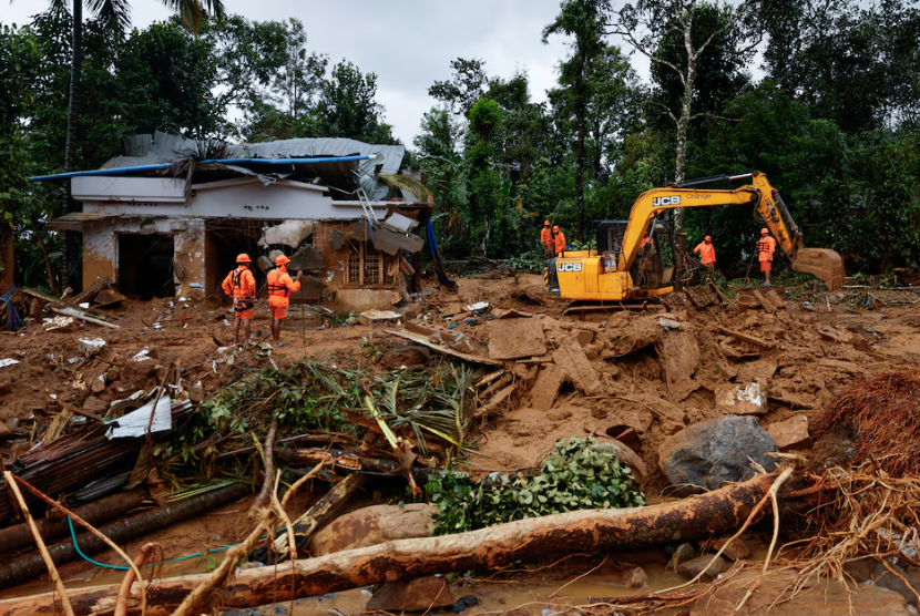  Tim SAR melakukan operasi pencarian setelah tanah longsor melanda Chooralmala di distrik Wayanad, negara bagian selatan Kerala, India. 