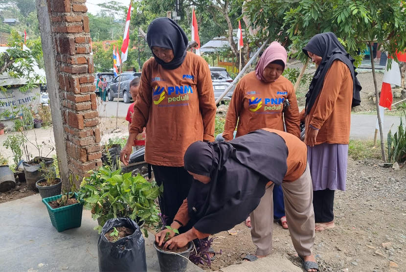 PT Permodalan Nasional Madani (PNM) memberikan bantuan kepada para warga melalui program PNM Peduli.