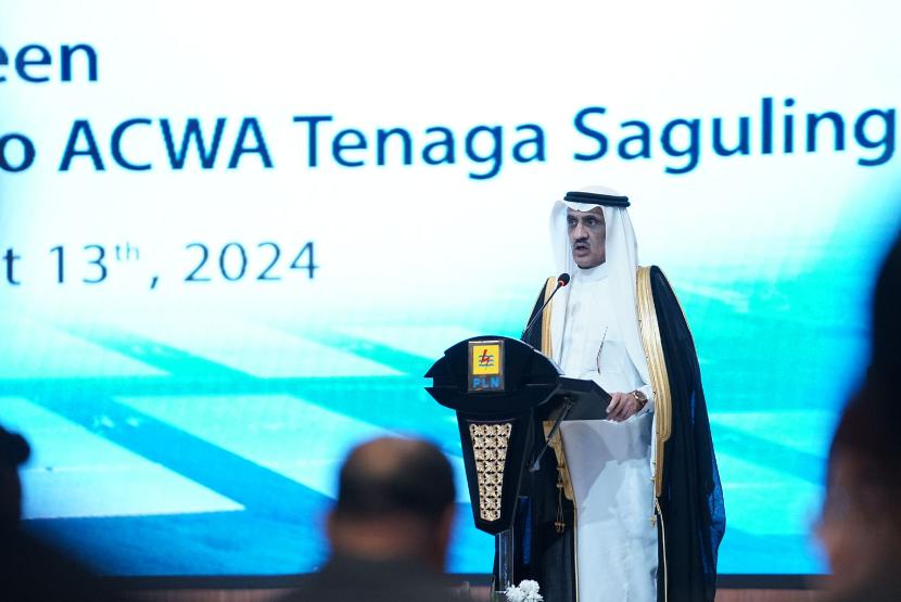 Duta Besar Arab Saudi untuk Republik Indonesia, Faisal Bin Abdullah Al-Amudi saat menyampaikan sambutan pada acara penandatanganan Power Purchase Agreement untuk pengembangan proyek Pembangkit Listrik Tenaga Surya (PLTS) Terapung Saguling dengan kapasitas 92 Megawatt peak (MWp) di PLN Kantor Pusat, Jakarta, Selasa (13/8/2024).