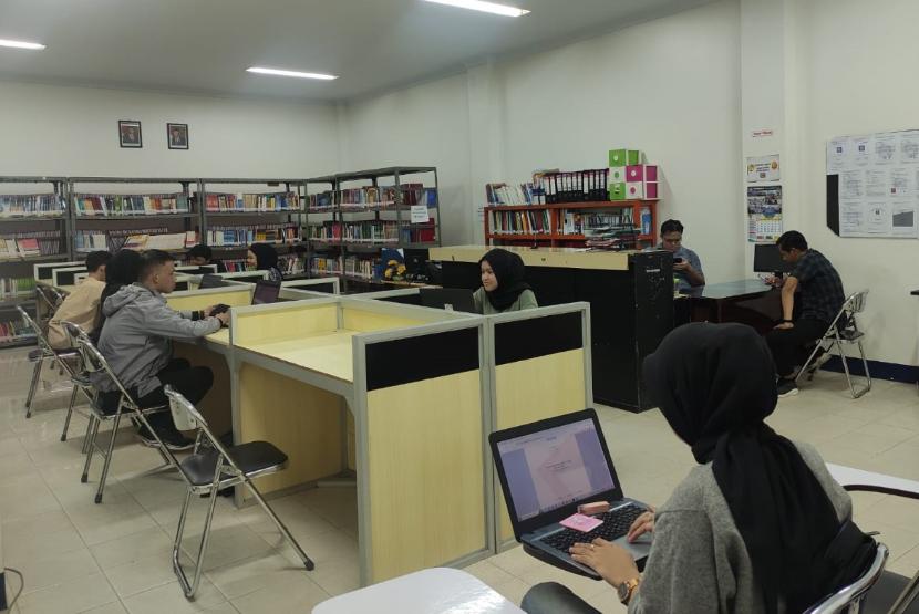 Universitas BSI Pontianak menyediakan perpustakaan yang nyaman dan komprehensif untuk mendukung proses belajar mengajar.