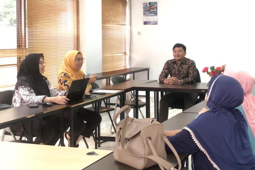 Kelompok dosen Kampus Digital Bisnis Universitas Nusa Mandiri (UNM) yang menerima pendanaan pada Program Direktorat Riset, Teknologi, dan Pengabdian kepada Masyarakat (DRTPM), Direktorat Jenderal Pendidikan Tinggi Riset dan Teknologi, yang diketuai oleh Rani Irma Handayani dengan anggota Setiaji, Titin Kristiana melaksanakan forum diskusi inovasi digital dengan PKK Ragunan, pada Rabu 7 Agustus 2024.