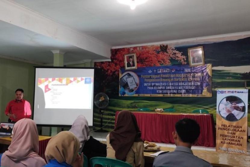 Dosen Universitas BSI Sukabumi gelar pelatihan membuat laporan keuangan dengan Android.