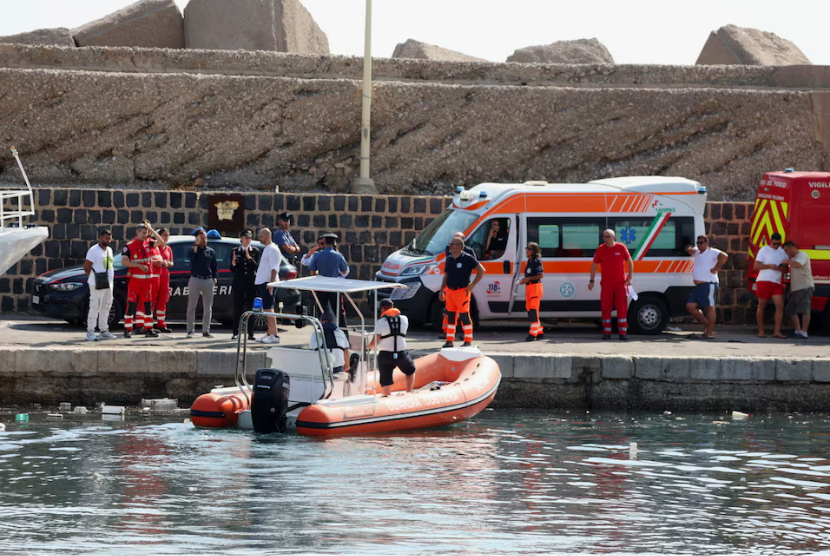 Petugas SAR melakukan operasi pencarian di dekat lokasi tenggelamnya kapal yacht di pantai Porticello, Sisilia, Italia, 19 Agustus 2024.