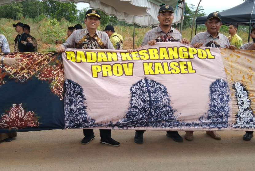 Seluruh karyawan dan karyawati Badan Kesatuan Bangsa dan Politik (Bakesbangpol) Provinsi Kalimantan Selatan, terlihat riang gembira membentangkan kain sasirangan berwarna cokelat, saat menyambut kedatangan Ketua Dekranasda Kalsel Hj Raudatul Jannah atau Acil Odah yang secara khusus menyapa mereka.