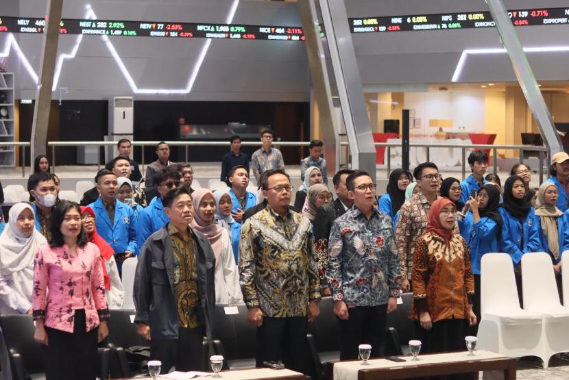 Kampus Digital Kreatif Universitas BSI (Bina Sarana Informatika) menorehkan sejarah baru menjadi universitas pertama di Indonesia dengan julukan sebagai Kampus Investasi. 