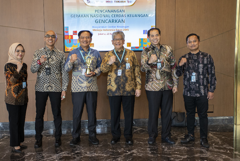 bank bjb  meraih dua penghargaan dalam ajang Financial Literacy Award 2024 yang diselenggarakan oleh Otoritas Jasa Keuangan (OJK). 