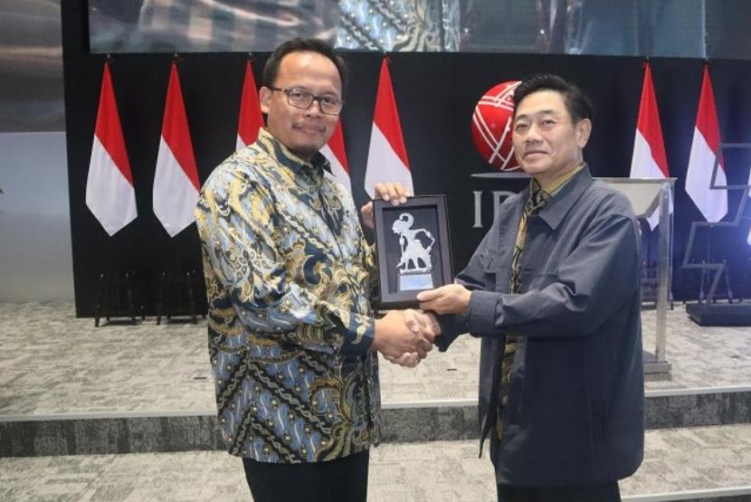 Kampus Digital Kreatif Universitas BSI (Bina Sarana Informatika) yang kini juga memiliki julukan Kampus Investasi, telah mencanangkan 1.200 duta pasar modal di galeri investasi BEI Universitas BSI yang merupakan hasil kerja sama Bersama Bursa Efek Indonesia (BEI), dan Philip Sekuritas Indonesia.