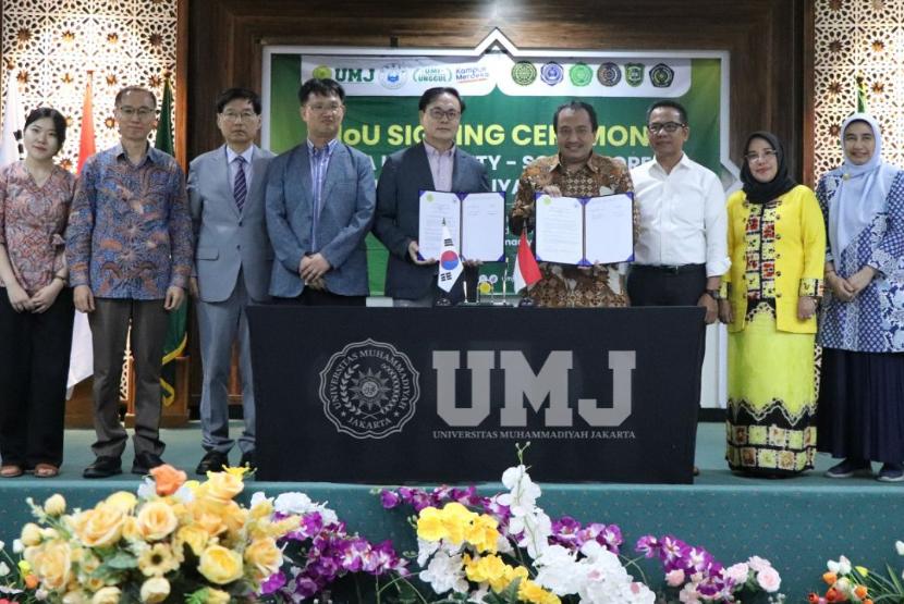 Universitas Muhammadiyah Jakarta (UMJ) resmi menjalin kerja sama dengan INHA University Korea Selatan, bertempat di Aula Kasman Singodimedjo Fakultas Ilmu Sosial dan Ilmu Politik (FISIP) UMJ, Senin (26/8/2024).