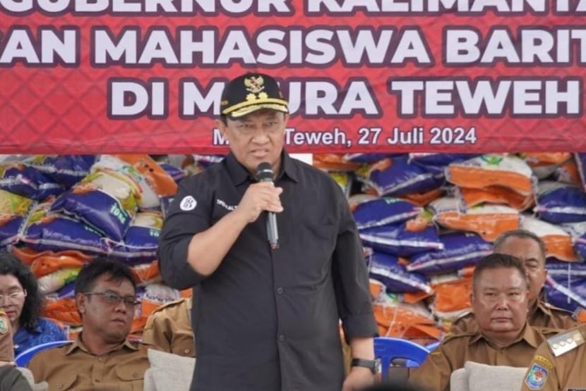 Wakil Gubernur Edy Pratowo membuka Pasar Murah di gedung Bulog dan SMK 1 Muara Teweh. 