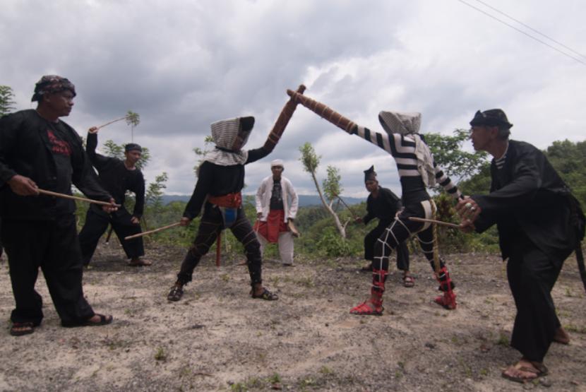 Desa Wisata Selasari merupakan salah satu desa yang berada di wilayah Kecamatan Parigi, Kabupaten Pangandaran. Seni Lebon merupakan salah satu kesenian khas yang ingin dilestarikan.