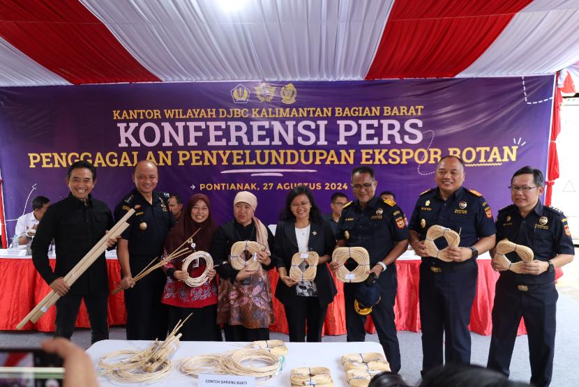 Joint Operation Kantor Wilayah (Kanwil) Bea Cukai Kalimantan Bagian Barat (Kalbagbar) dan Bea Cukai Pontianak gagalkan penyelundupan 861 paket rotan dalam berbagai bentuk dan ukuran yang dikemas dalam delapan kontainer berukuran 20 feet. 