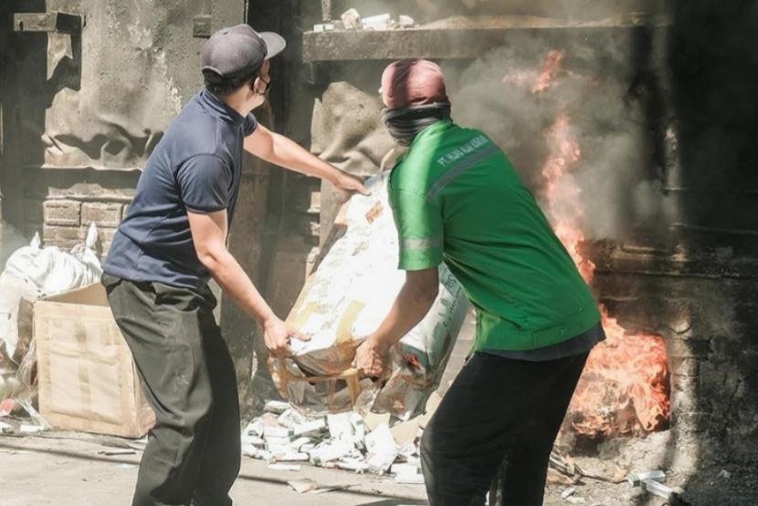 Pemusnahan digelar pada Selasa, 20 Agustus 2024 di halaman Kantor Bea Cukai Juanda bekerja sama dengan perusahaan pengelolaan limbah PT Hijau Alam Nusantara (PT HAN).