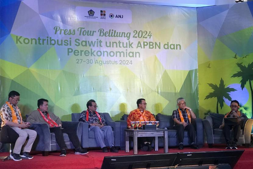 Press Tour Belitung 2024, Kontribusi Sawit untuk APBN dan Perekonomian, yang digelar Kementerian Keuangan di Belitung Timur, Selasa (27/8/2024) malam. Narasumber dari kiri ke kanan: Kabul Wijayanto (Direktur Perencanaan dan Pengelolaan Dana, sekaligus Plt Direktur Kemitraan BPDPKS);  Nursidik Istiawan (Analis Kebijakan Madya PKPN BKF);  Drs Burhanudin (Bupati Belitung Timur); Moch Fitriansyah (Direktur ANJ Group);  Eddy Martono (Ketua Umum GAPKI).