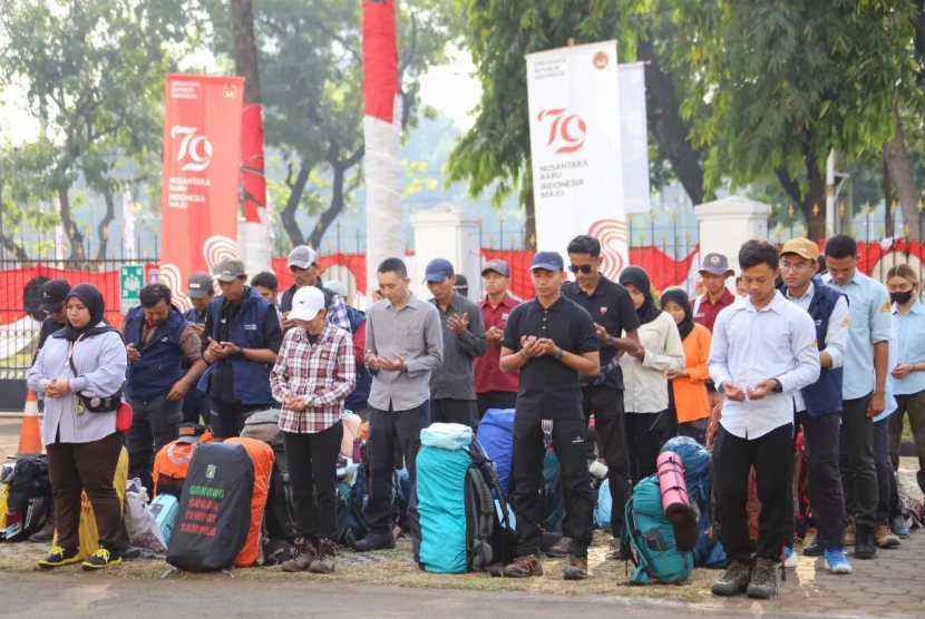 Pelepasan relawan yang akan membersihkan Gunung Prau dan kawasan wisata Dieng dari sampah di Kantor Kemenko PMK, Jakarta. 