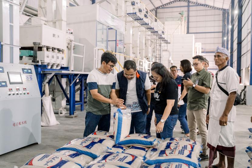 Bank Mandiri konsisten melanjutkan dukungannya pada program pemberdayaan dan pengembangan kewirausahaan petani daerah. Salah satu contoh konkretnya adalah pembangunan Sentra Pengolahan Beras Terpadu (SPBT) di Kabupaten Jembrana, Provinsi Bali.