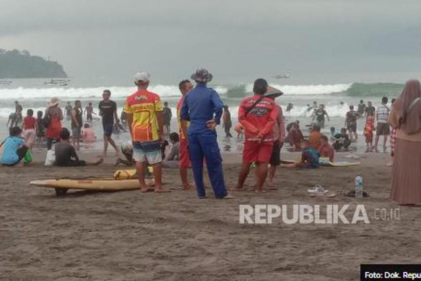 Objek wisata Pantai Barat Pangandaran kembali ramai oleh wisatawan pada Sabtu (31/8/2024).