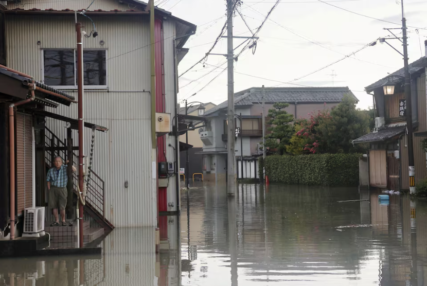  Seorang warga berdiri di area pemukiman yang terkena banjir Sungai Kuise yang disebabkan Topan Shanshan di Ogaki, Prefektur Gifu, Jepang, 31 Agustus 2024.