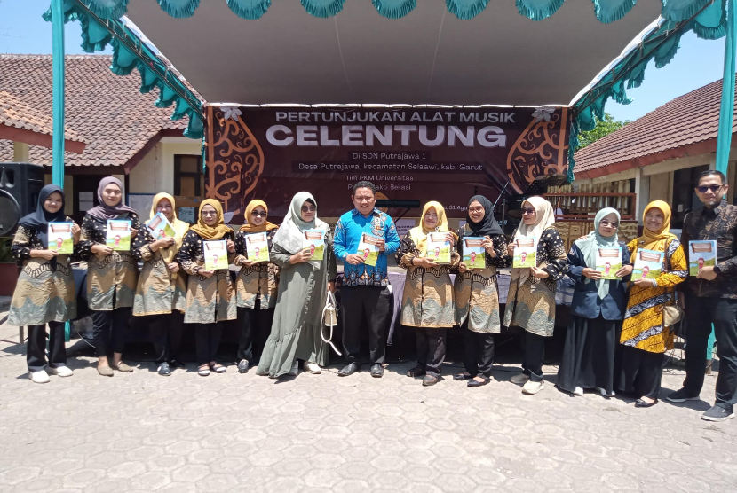 Penyerahan modul pembelajaran celentung “Let’s Learn English by Playing Celentung” oleh Universitas Panca Bakti Bekasi kepada SDN 1 Putrajawa. 