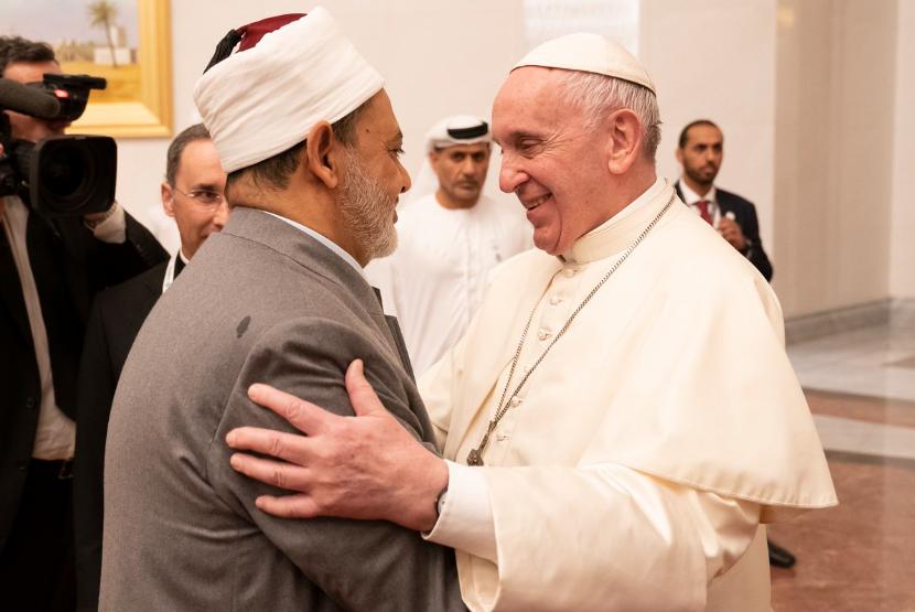  Paus Fransiskus bertemu Imam Besar Al-Azhar Mesir, Sheikh Ahmad el-Tayeb di Abu Dhabi pada 2019.