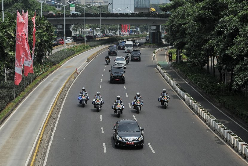 Iring-iringan kendaraan yang membawa Paus Fransiskus saat tiba di Jakarta melewati Jalan Sudirman, Jakarta, Selasa (3/8/2024).