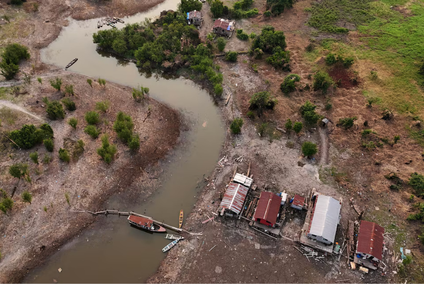 Kondisi Sungai Rio Negro di Distrik Cacau Pirera, Iranduba, negara bagian Amazonas, Brasil, Senin (2/9/2024).