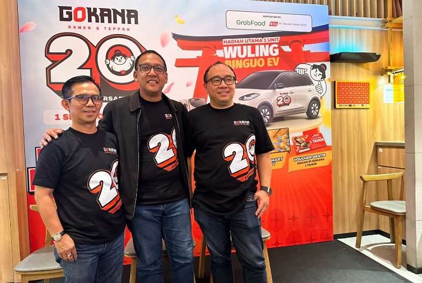 Business Unit Head Gokana Heri Zazuri, COO PT Champ Resto Indonesia Tbk Hade Mboi, CFO PT Champ Resto Indonesia Tbk Christopher Supit dalam konferensi pers program Promo Ulang Tahun Gokana ke-20 di Jakarta, Rabu (4/9/2024).