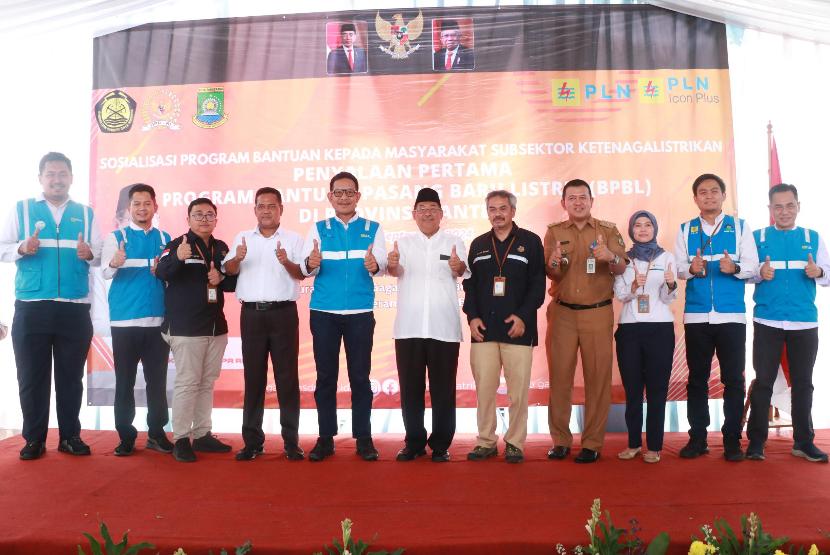 Acara peresmian penyalaan pertama Bantuan Pasang Baru Listrik (BPBL) di Provinsi Banten oleh Anggota Komisi VII DPR RI, Mulyanto (tengah), General Manager PLN UID Banten, Moch. Andy Adchaminoerdin (kelima dari kiri), Koordinator Evaluasi Infrastruktur Tenaga Listrik Direktorat Jenderal Ketenagalistrikan Kementerian ESDM, Husni Safruddin (kelima dari kanan), Camat Kecamatan Batu Ceper, Kota Tangerang, Mulyani (keempat dari kiri), Lurah Kelurahan Poris Gaga, Budi Sampurna (keempat dari kanan), serta jajaran Kementerian ESDM  dan PLN.