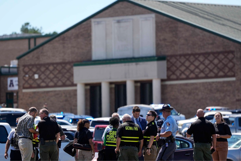 Polisi berkumpul di depan lokasi penembakan di Sekolah Menengah Apalachee, Rabu, 4 September 2024, di Winder, Georgia. 