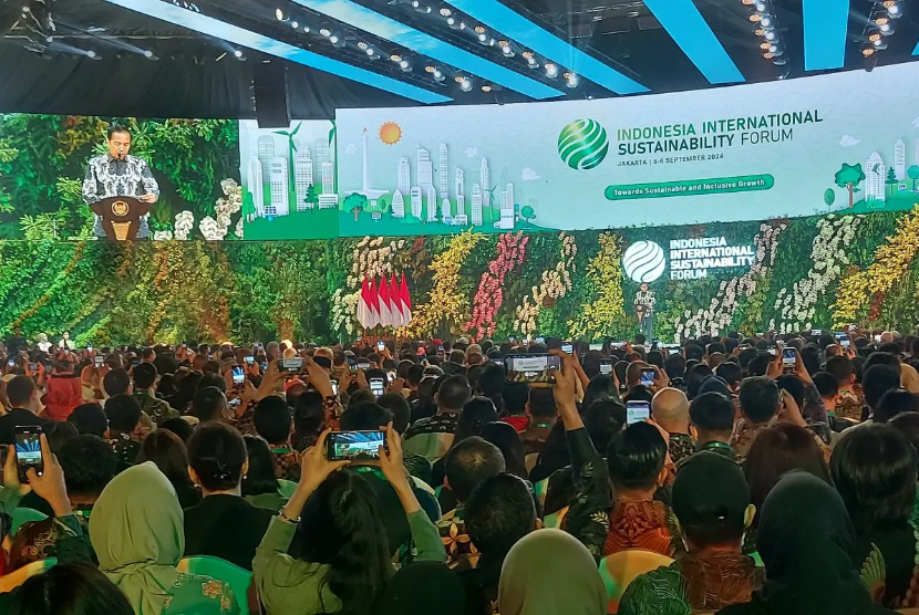 Presiden Joko Widodo saat menyampaikan pidato pembukaan Indonesia International Sustainability Forum (ISF) 2024 di Jakarta Convention Center (JCC), Senayan, Jakarta, Kamis (5/9/2024).